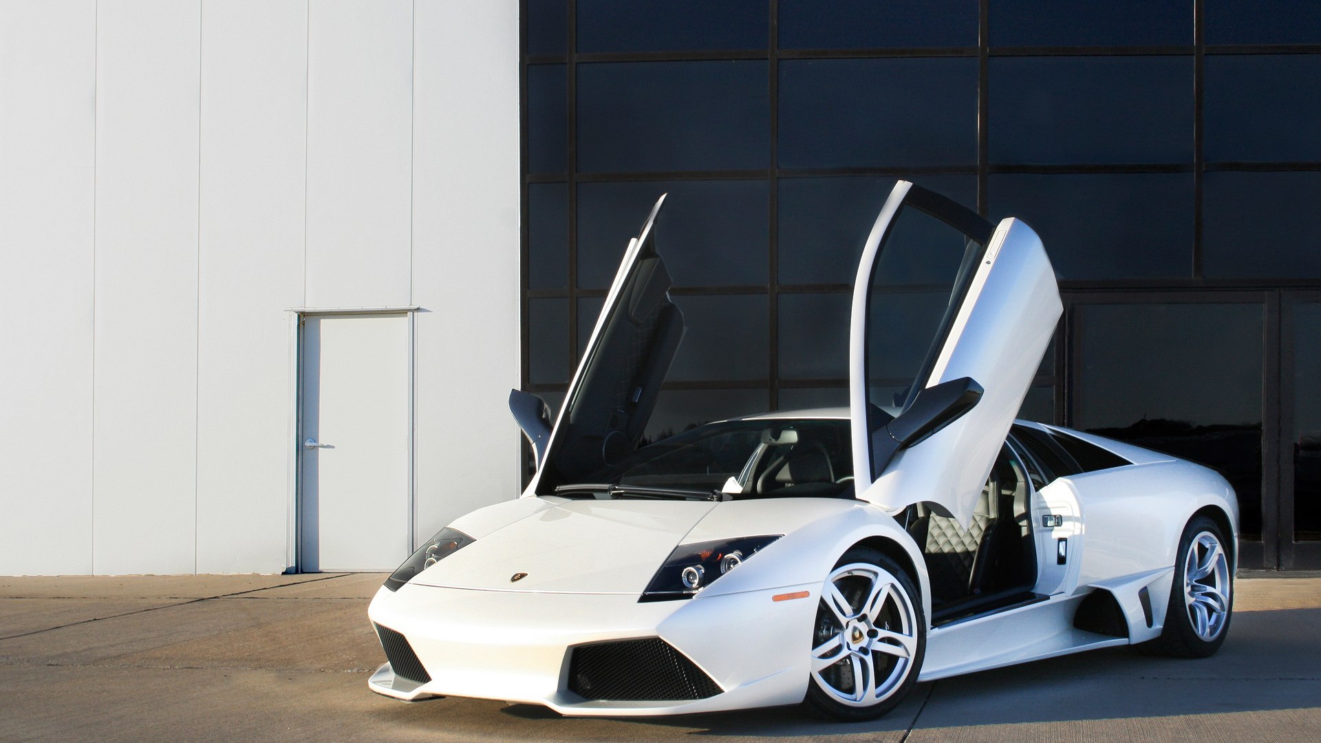 Фото обои Белый Lamborghini Murcielago около делового центра. Murcielago